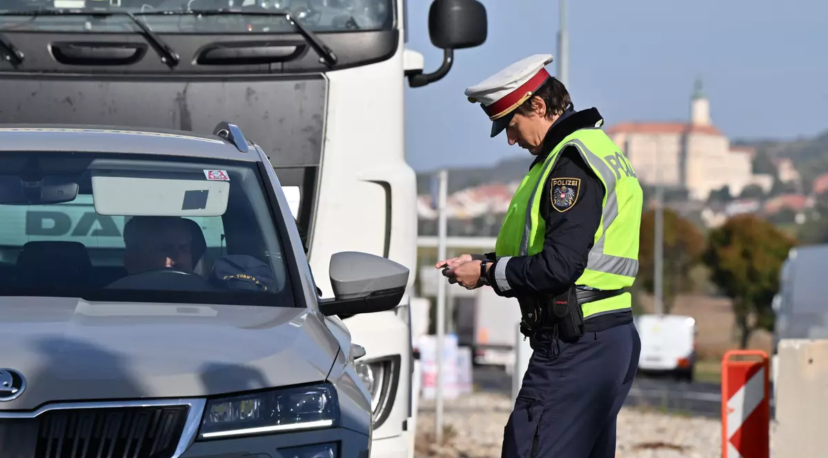 În timp ce România încă încearcă să intre cu frontierele terestre în Schengen, mai multe țări au reintrodus controale la graniță. Motivele invocate