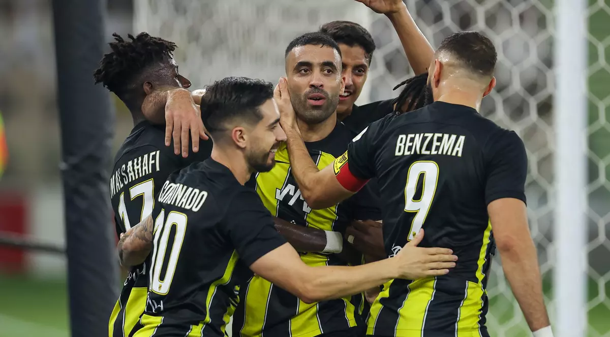 Un fotbalist a fost lovit cu un bici de un suporter, la finalul Supercupei din Arabia Saudită. VIDEO