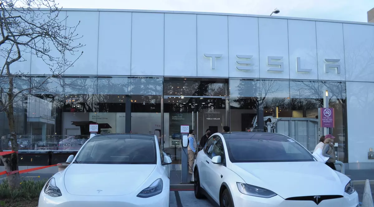 Tesla va concedia peste 10% din angajații săi la nivel global. Motivul invocat de companie