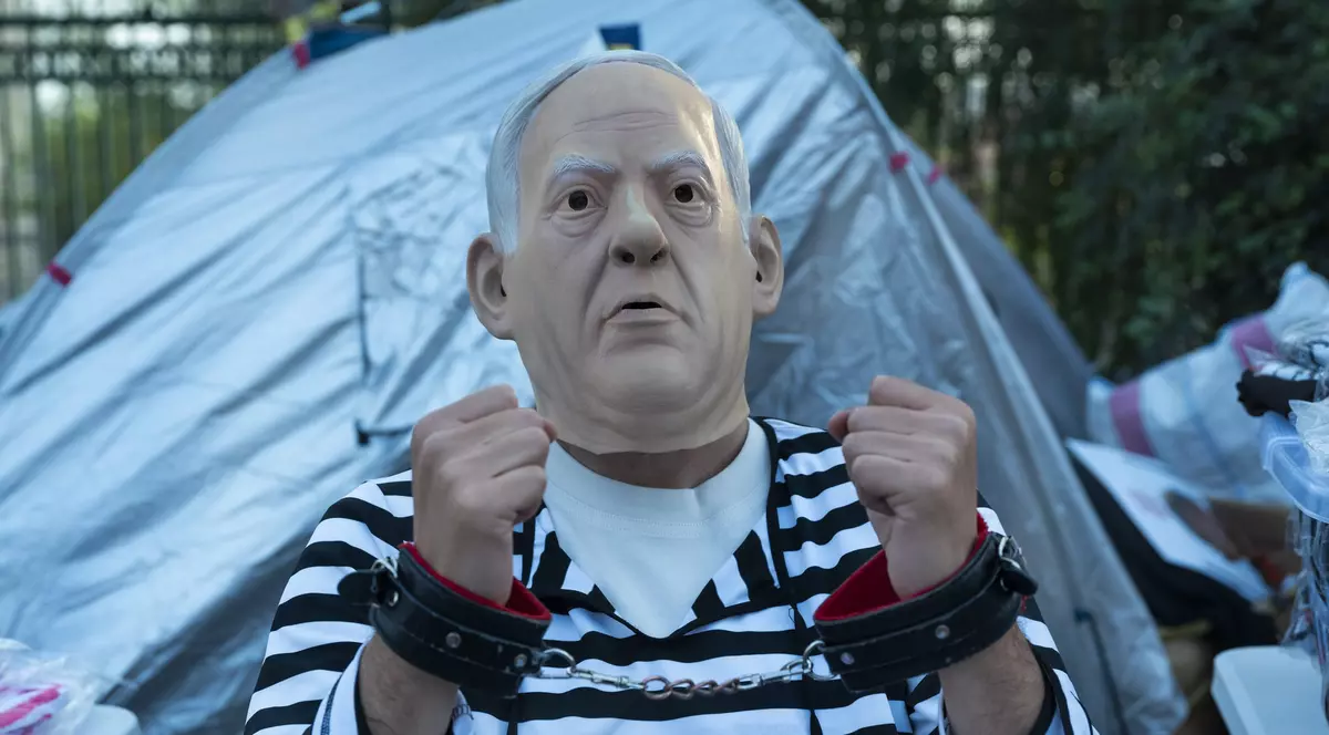 Protest furios, cu vopsea, în Parlamentul israelian. Rudele ostaticilor din Gaza cer să se ia măsuri „acum" pentru eliberarea lor | VIDEO