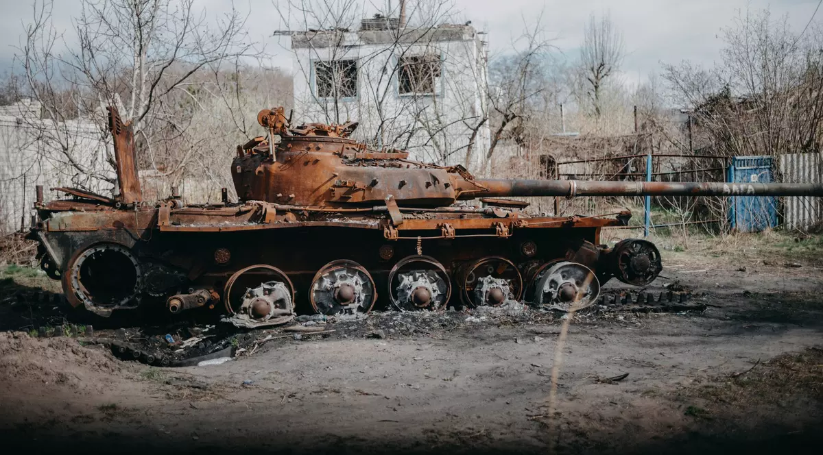 Pe fondul penuriei de obuze, dronele ieftine ale Ucrainei decimează tancurile rusești: au distrus 66% dintre acestea, potrivit unui oficial NATO