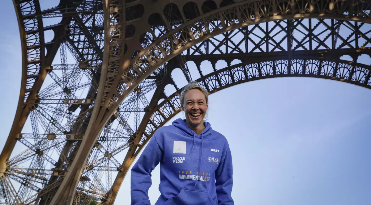 Anouk Garnier, dublă campioană mondială la sărituri peste obstacole, a escaladat cei 110 metri până la etajul al doilea al Turnului Eiffel din Paris, pe 10 aprilie 2024. Foto Profimedia