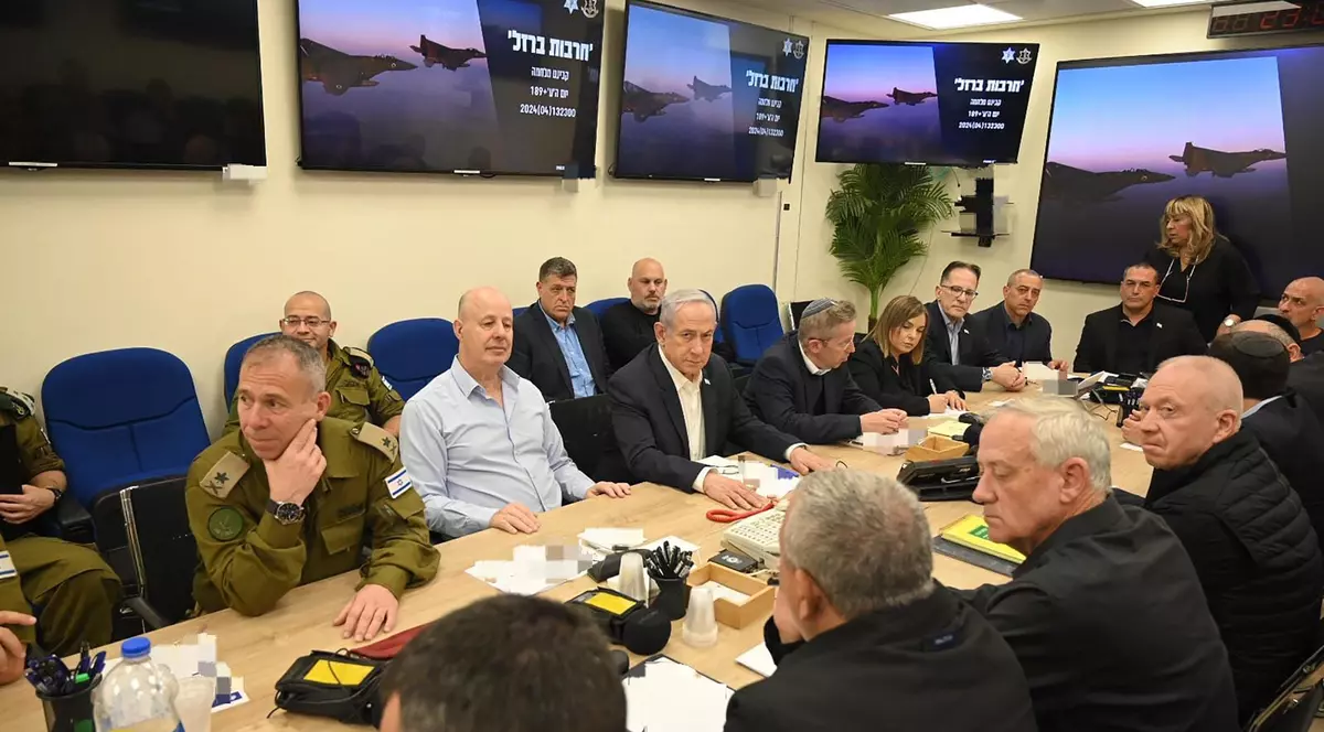 Israelul a decis să riposteze „în forță” împotriva Iranului, dar fără declanșarea unui război regional, anunță presa israeliană. Netanyahu a cerut o listă cu potențiale ținte