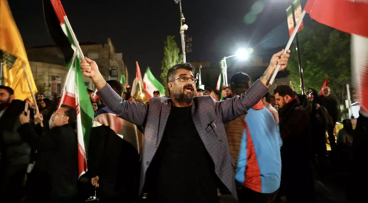 Iranienii sărbătoresc în stradă atacul împotriva Israelului Foto: Profimedia