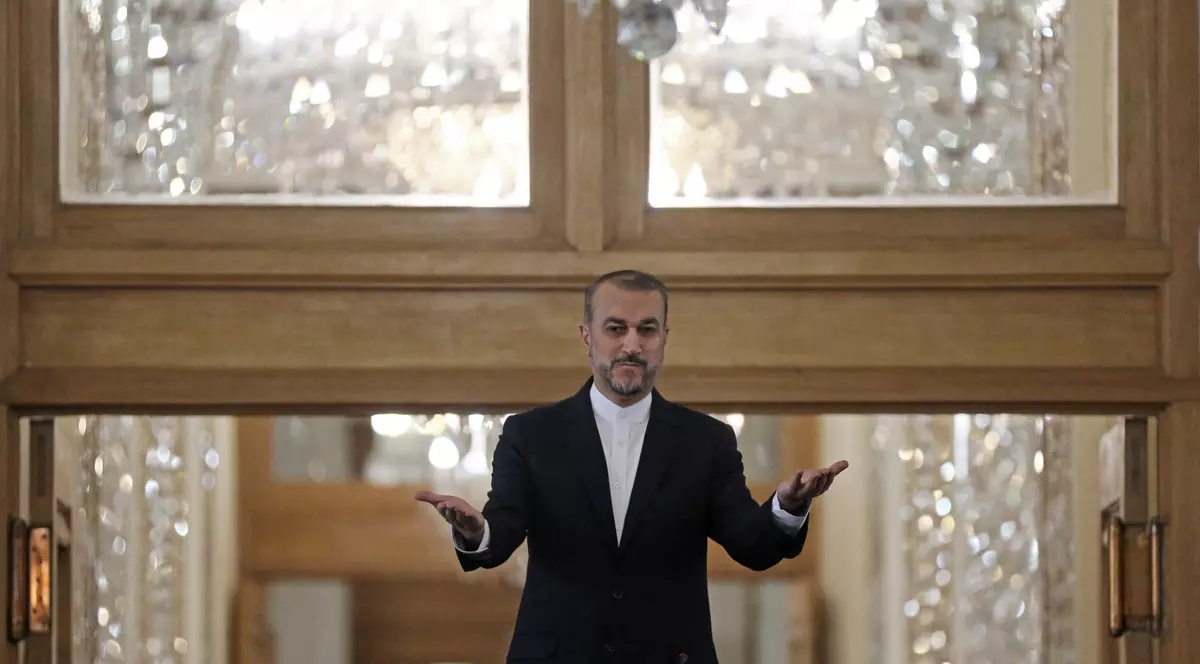 „Două sau trei drone, precum jucăriile copiilor”. Teheranul bagatelizează atacul Israelului, dar amenință cu un răspuns „dur și maxim”