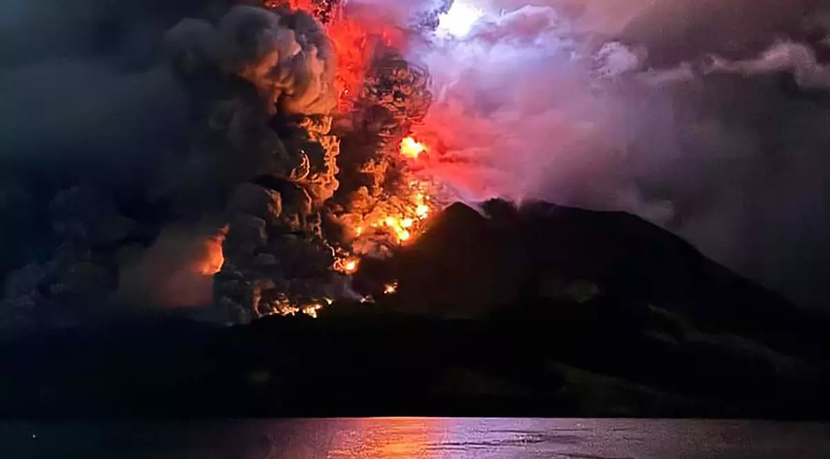 Sute de persoane, evacuate după erupţia vulcanului Ruang din Indonezia. Lavă şi nori de cenuşă, aruncate