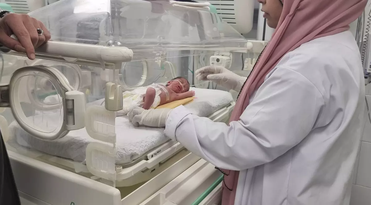 „O zi foarte dureroasă”. Rouh, fetița din Fâșia Gaza salvată din pântecul mamei sale ucise de bombardamentul israelian de la Rafah, a murit