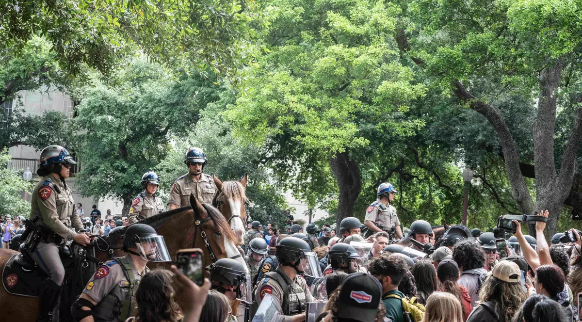 Protestele față de războiul din Gaza se extind în tot mai multe campusuri universitare din SUA. Alte sute de arestări | VIDEO