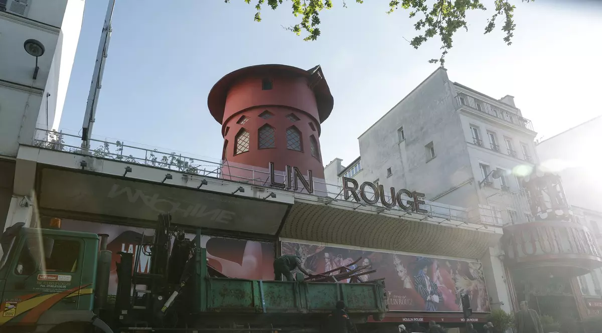 Morișca de vânt de deasupra celebrului cabaret Moulin Rouge din Paris a căzut
