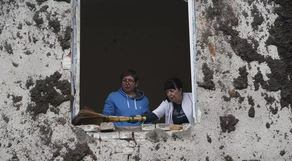 Asistente medicale curăță o cameră dintr-un spital vizat de atacurile rusești Foto: Profimedia