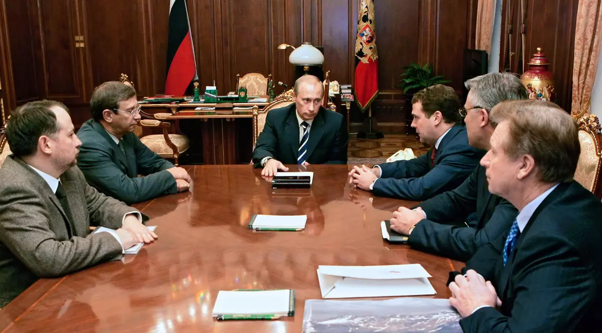 Putin, surprins în timpul unei discuții cu un grup de oligarhi Foto: Profimedia