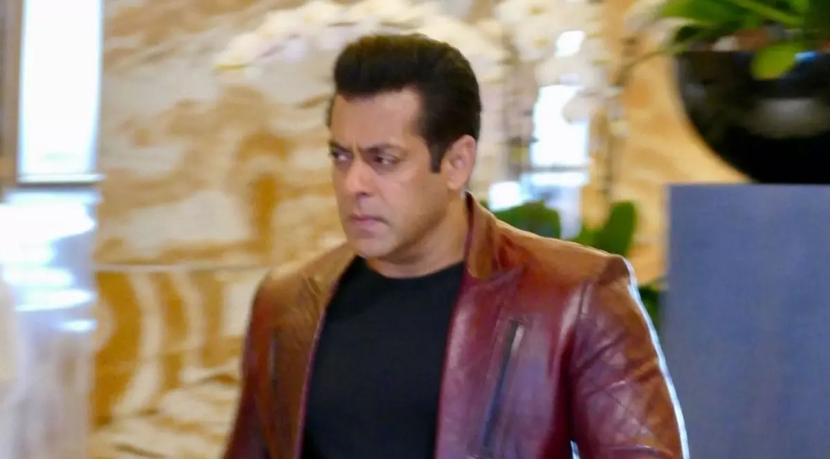 Două persoane au fost arestate după ce au tras focuri de armă în casa lui Salman Khan. În ce stare e actorul, care se afla în locuință la momentul atacului