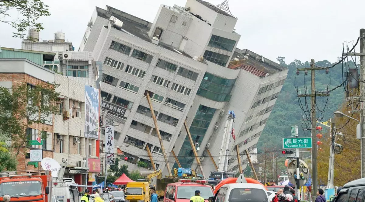 Momentul în care Taiwanul este lovit de cutremur. Un pod se clatină puternic, oameni panicați în case și pe străzi. VIDEO
