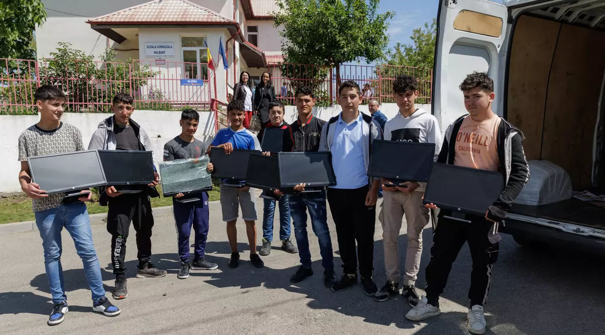Fundația Ringier a donat zeci de calculatoare, laptopuri și tablete copiilor din două școli din județul Tulcea. Echipamentele vor fi folosite pentru dotarea laboratoarelor de informatică