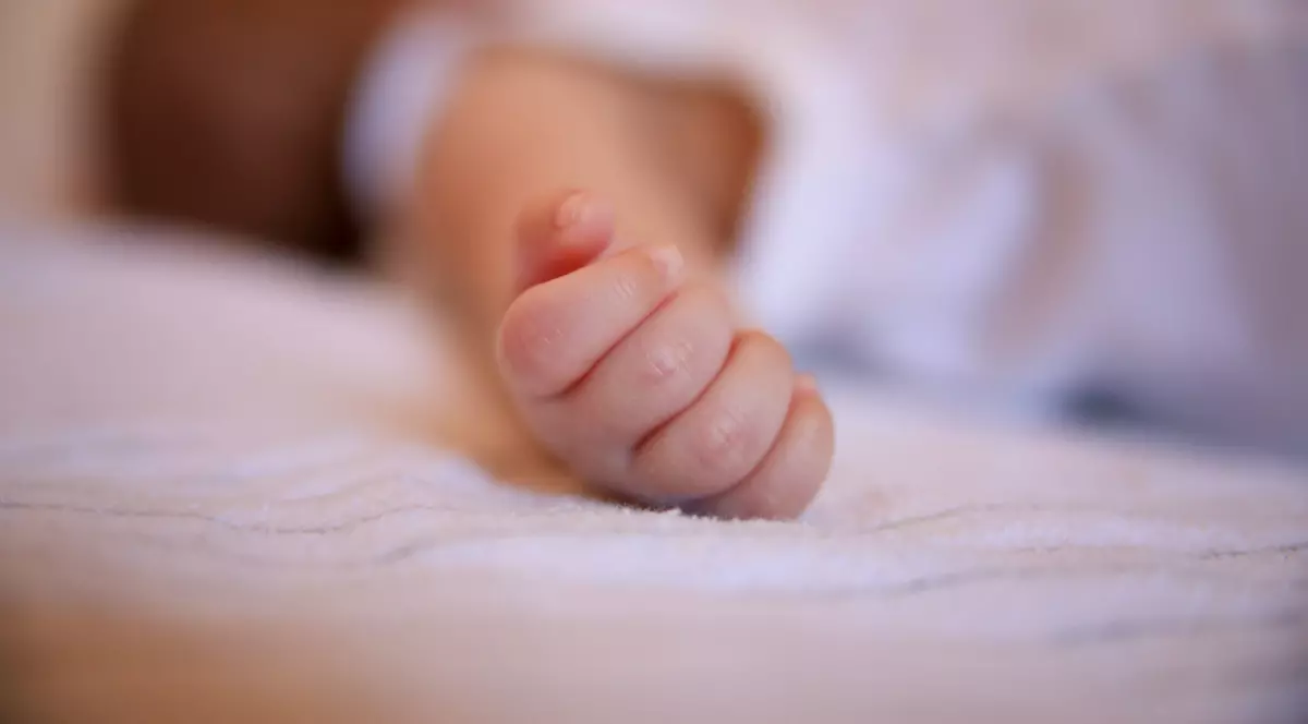 O bonă din București, sub control judiciar după ce a bătut un băiețel de un an. Violențele, surprinse de o cameră de supraveghere