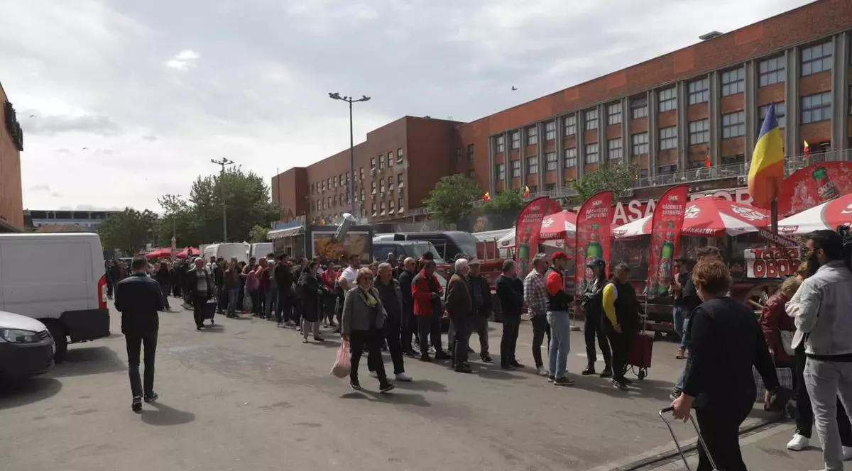 Coadă imensă în Piața Obor din București la micii de 1 Mai. FOTO