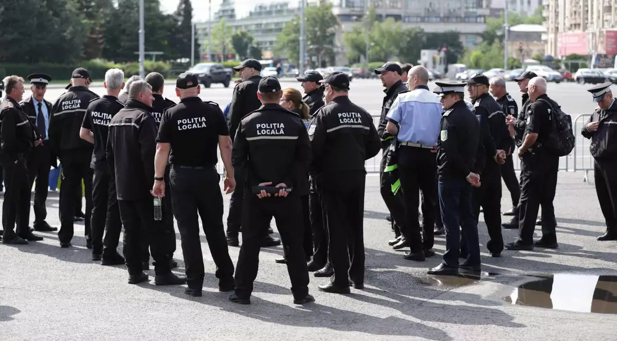 Protest al poliţiştilor locali la Guvern. Vor spor de 75% pentru weekend și sărbători lucrate: „Noi murim la datorie, voi ne blamați!”