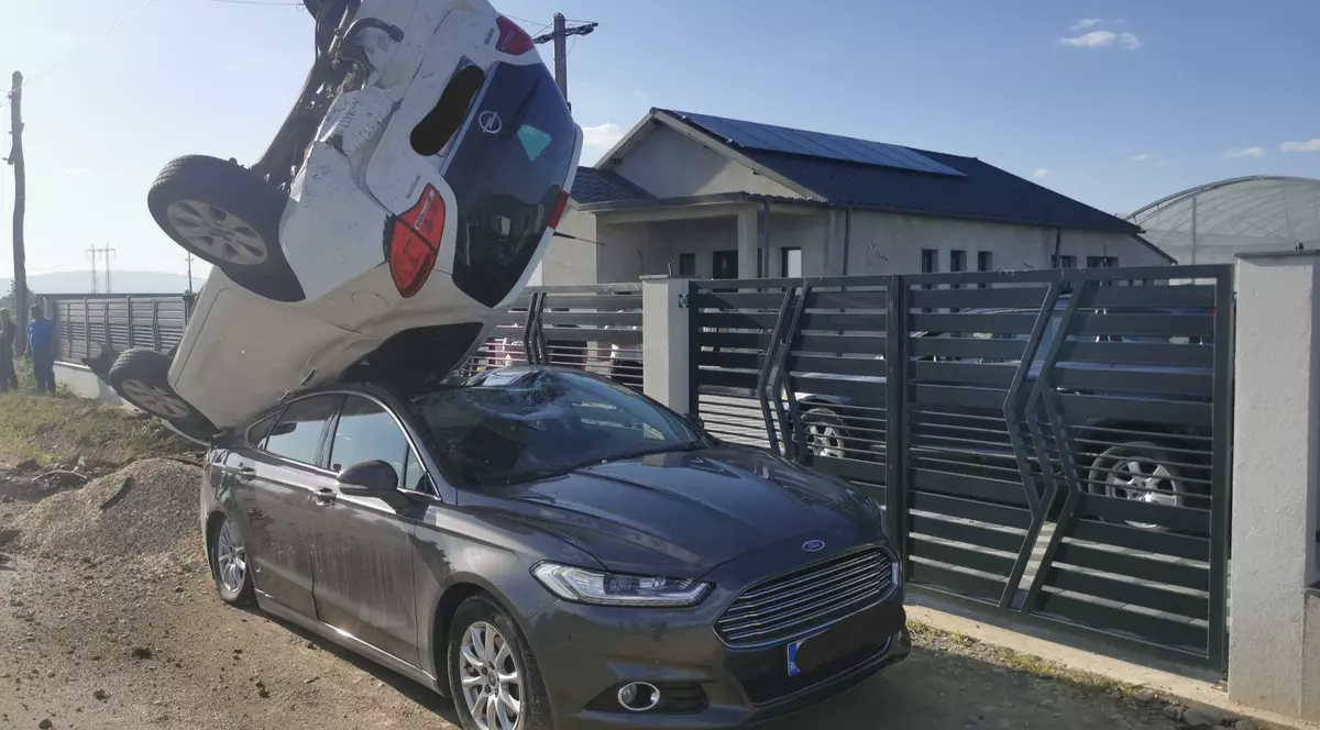 Accident spectaculos, cu doi răniți ușor, în Vrancea: „Lăsați-le așa, ca monument istoric la intrarea în comună”
