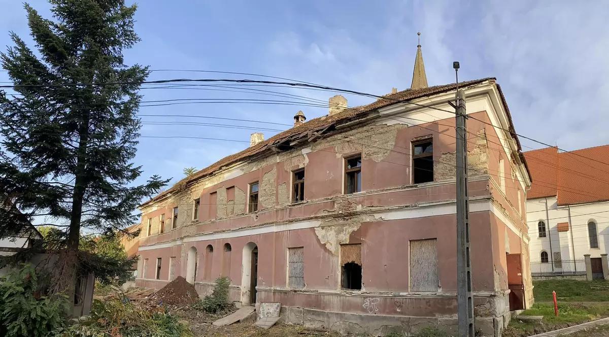 Rămășițe umane vechi de 100 de ani, descoperite într-o fostă școală din Bistrița-Năsăud. Clădirea aparține unui candidat la șefia Consiliului Județean