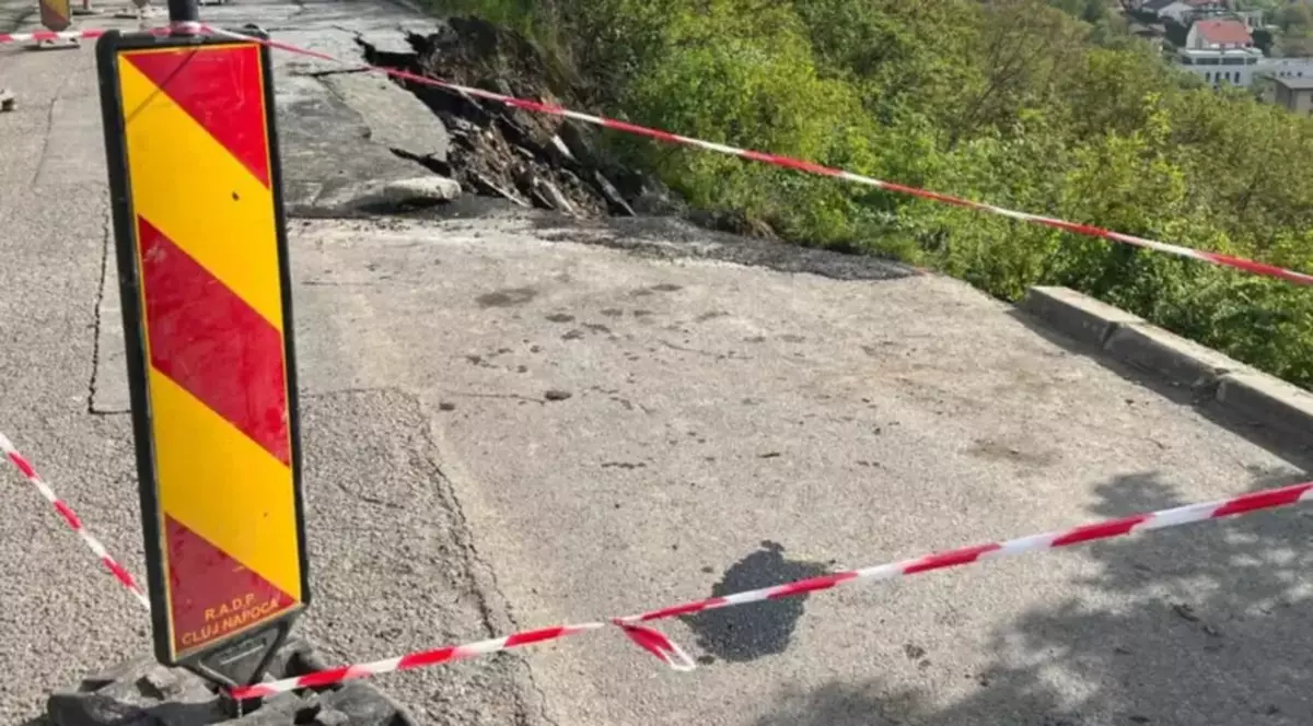 Alunecare de teren pe un șantier din Cluj-Napoca. Există riscul să se extindă înspre locuințele din preajmă