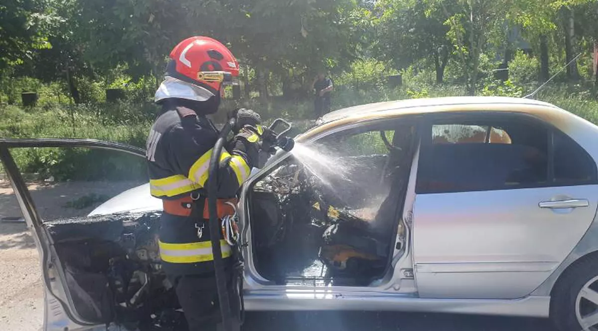 Un bărbat a murit într-o mașină cuprinsă de flăcări într-o parcare din Suceava