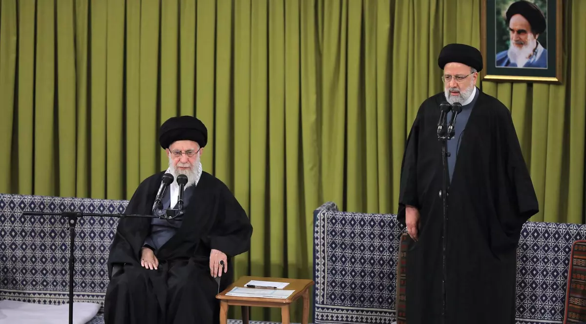 Ali Khamenei (stânga), liderul religios al Iranului, alături de Ebrahim Raisi, președintele de la Teheran. Foto Profimedia