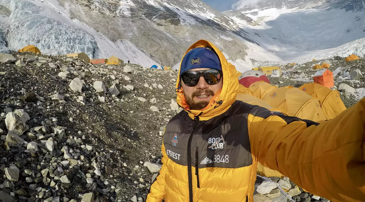 Alpinistul Adrian Ahriţculesei a cucerit vârful Everest. „Urmează partea cea mai grea a expediției”