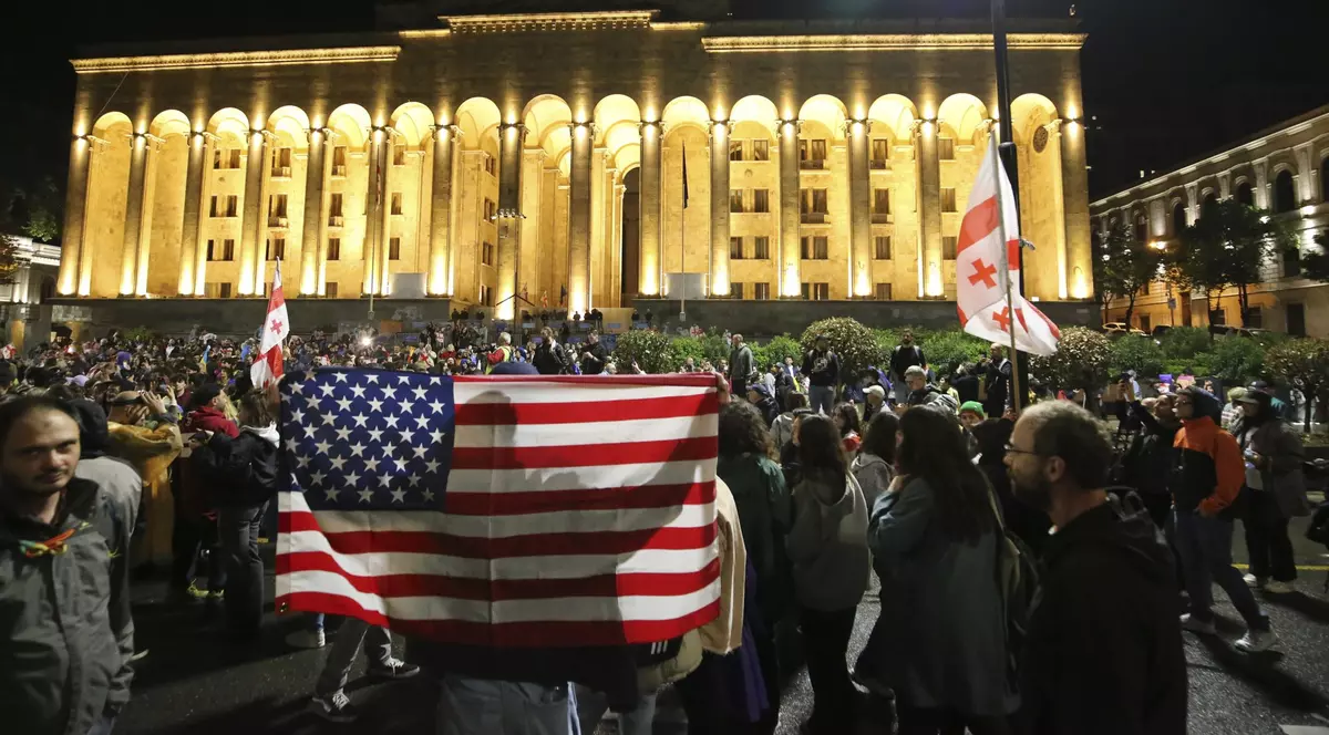 Georgienii au protestat și în noaptea de Înviere. Au aprins lumânări, au ciocnit ouă și au fluturat steagul țării