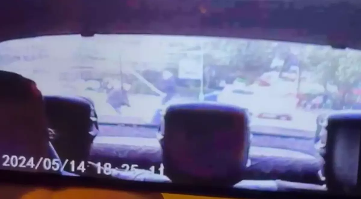 Crima din Crângași. Momentul în care bărbatul de 46 de ani este omorât în bătaie, surprins de o cameră. De la ce a pornit conflictul | VIDEO