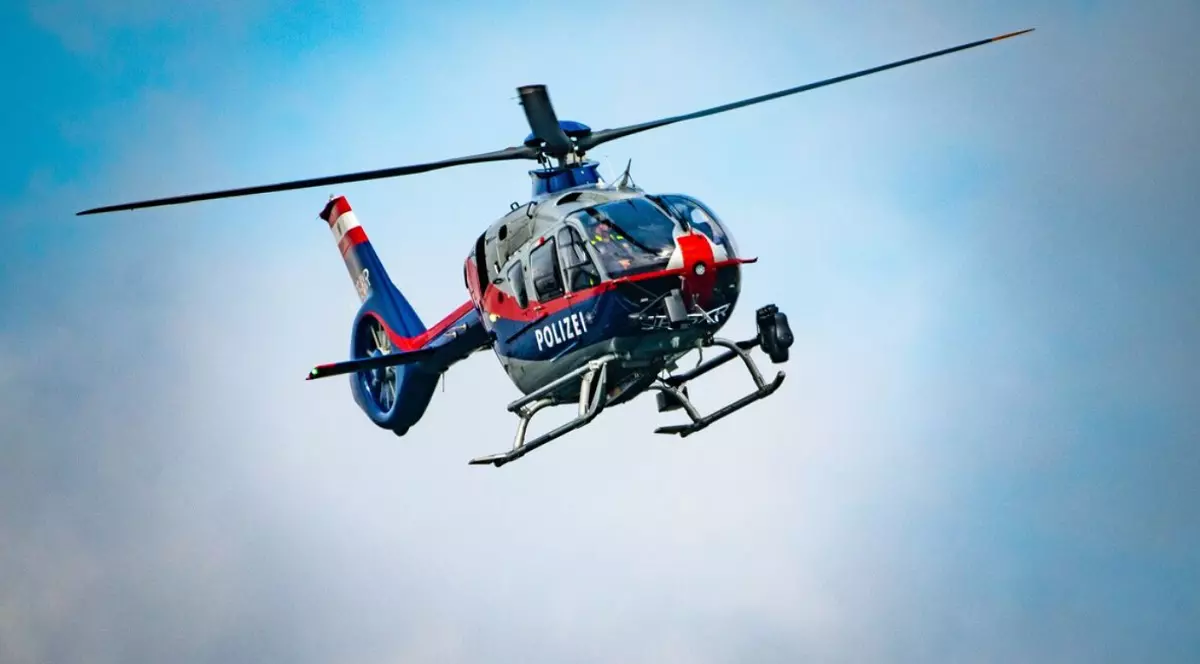 Român de 19 ani, fără permis și fără o roată la mașina furată, urmărit de 13 echipaje de poliție și un elicopter, în Austria