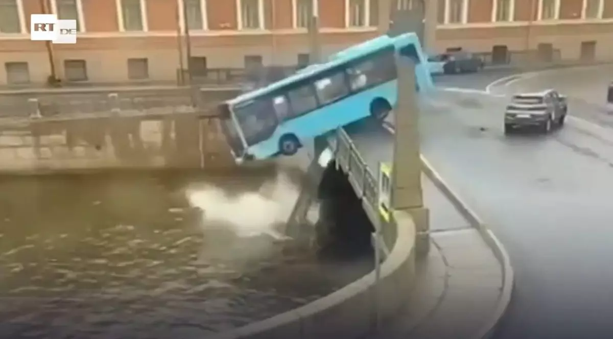 Șapte oameni au murit într-un autobuz care a căzut în râu, în centrul Sankt Petersburgului. Momentul prăbușirii de pe pod a fost filmat