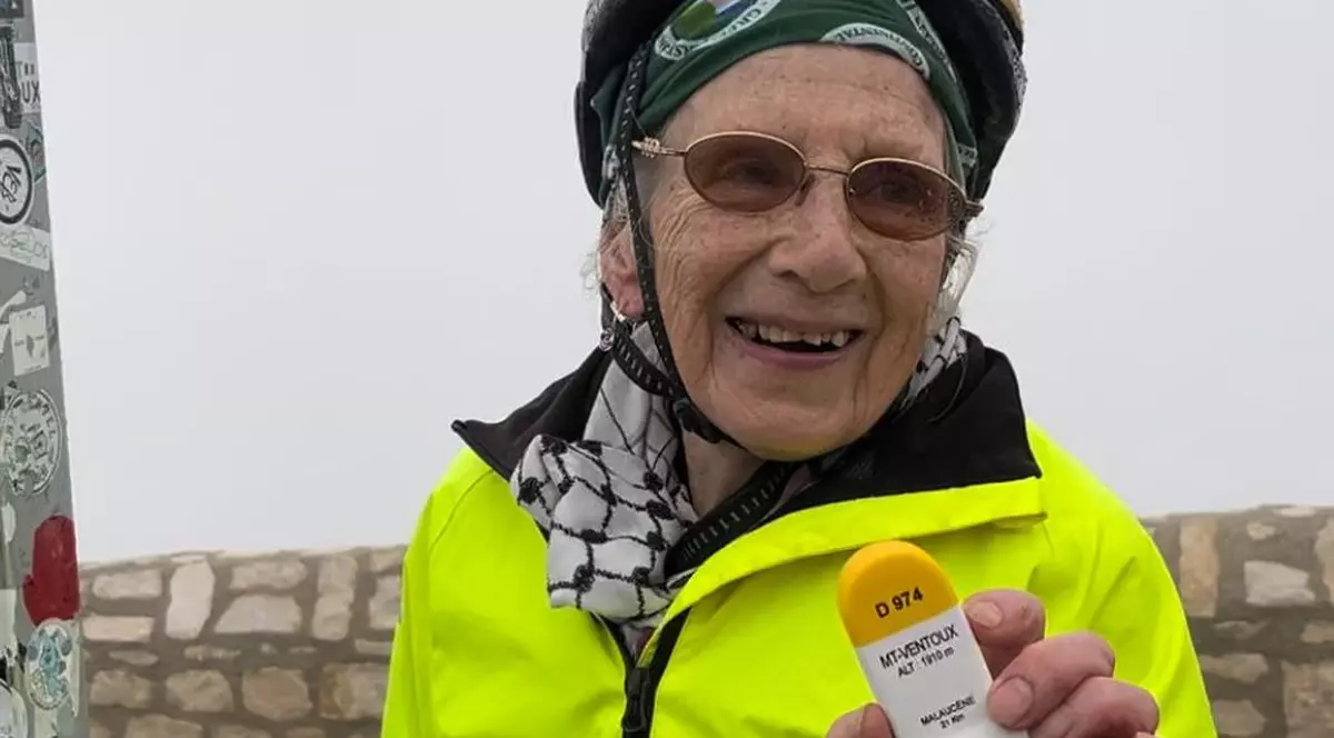 O britanică de 82 de ani s-a cățărat pe legendarul Mont Ventoux pentru a strânge bani pentru copiii din Fâșia Gaza