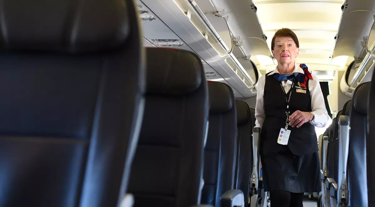 Cea mai longevivă însoțitoare de bord din lume a murit la 88 de ani. „Trebuia să ai o anumită înălțime, o anumită greutate. Era oribil”