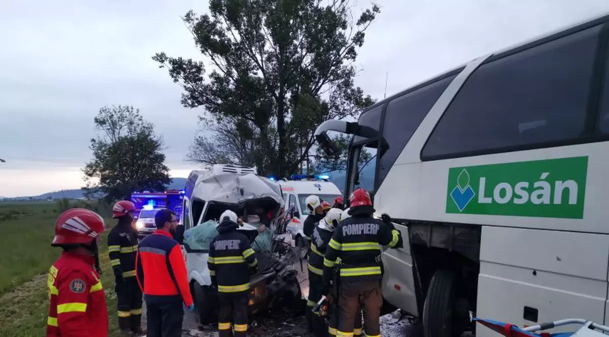 Accident între un autobuz și o dubă, între Râşnov şi Predeal. O persoană a murit și alte trei au fost rănite