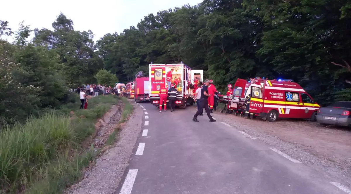 Accident rutier cu opt victime: o mașină condusă de un minor s-a răsturnat pe un drum forestier din Bistrița-Năsaud. Șoferul a murit