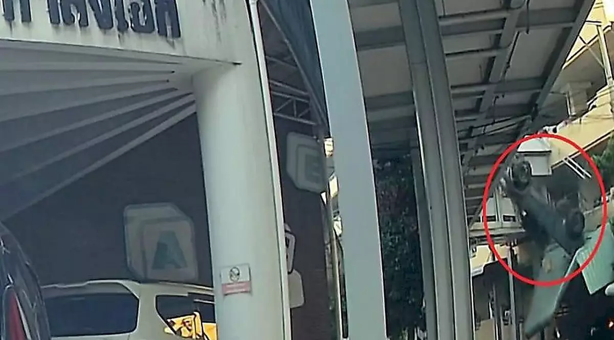 Momentul în care o mașină cade de la etajul 4 al parcării unui spital din Bangkok. Cum s-a produs accidentul | VIDEO