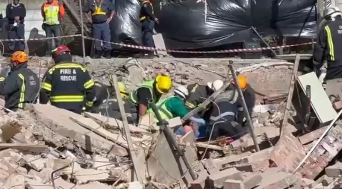 Momentul în care un bărbat este scos de sub dărâmături, la 5 zile după prăbușirea unei clădiri în Africa de Sud. VIDEO