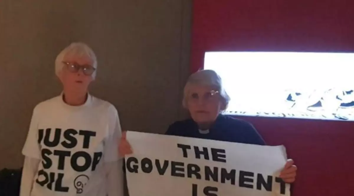 Două activiste octogenare au atacat cu un ciocan și o daltă vitrina care protejează documentul istoric „Magna Carta”: „Guvernul încalcă legea” | VIDEO