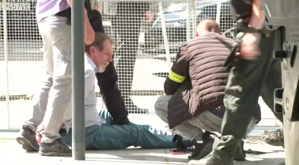 Bărbatul care l-a rănit pe Fico spune că nu a vrut să-l omoare, îşi regretă fapta şi vrea să-i ceară scuze. Cum și-a motivat gestul