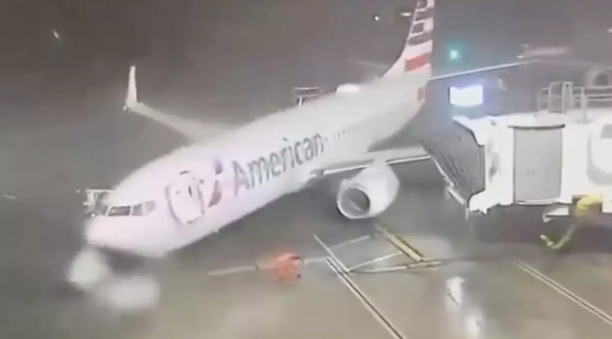 Un Boeing 737 a fost luat de vânt înainte de îmbarcarea pasagerilor FOTO Captură video