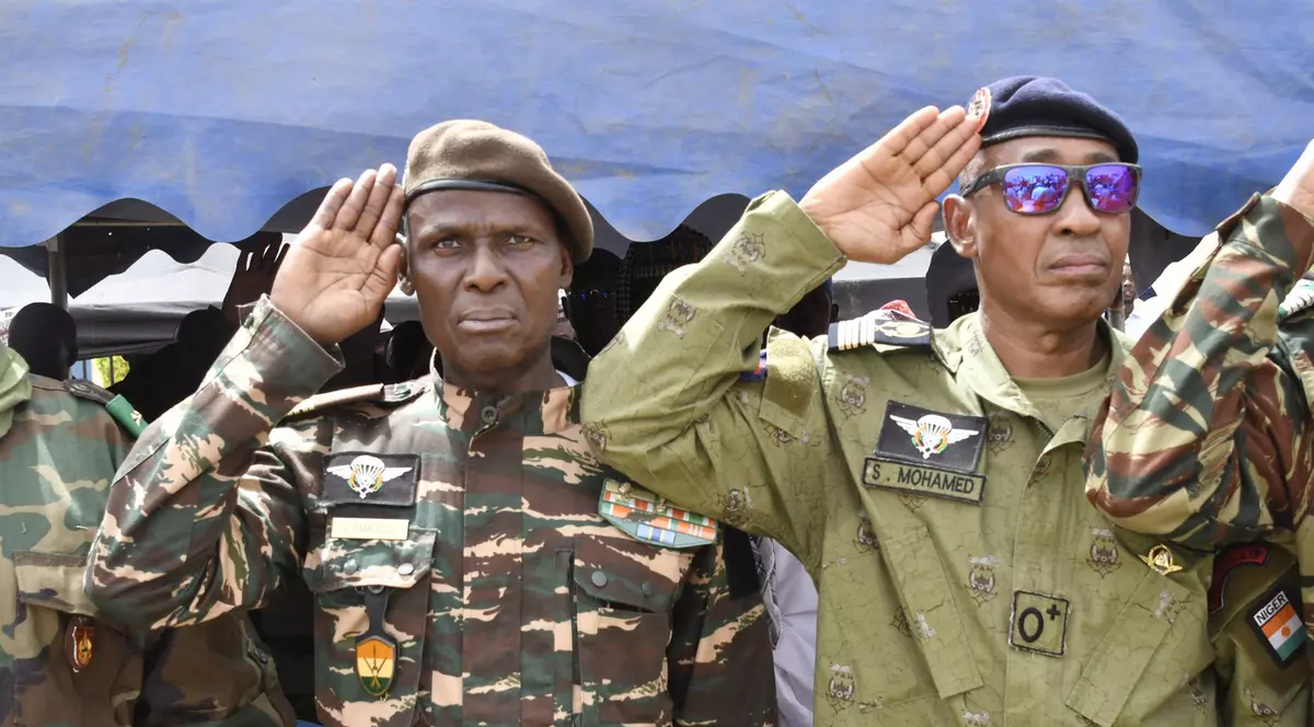 Colonelul Ibro Amadou (stânga) și colonelul Sidi Mohamed (dreapta), membri influenți ai juntei din Niger Foto; Profimedia
