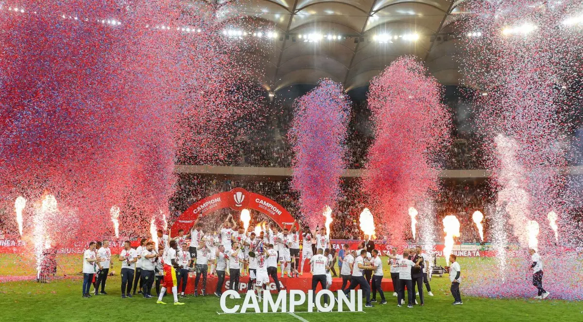 FCSB a primit trofeul de campioană a României în fața a peste 54.000 de spectatori, după ce a pierdut cu CFR Cluj