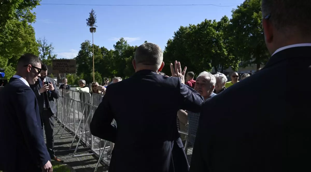 Erorile făcute de serviciile de securitate în cazul premierului împușcat Robert Fico. Analist slovac: „Au avut ocazia să îl identifice pe agresor”