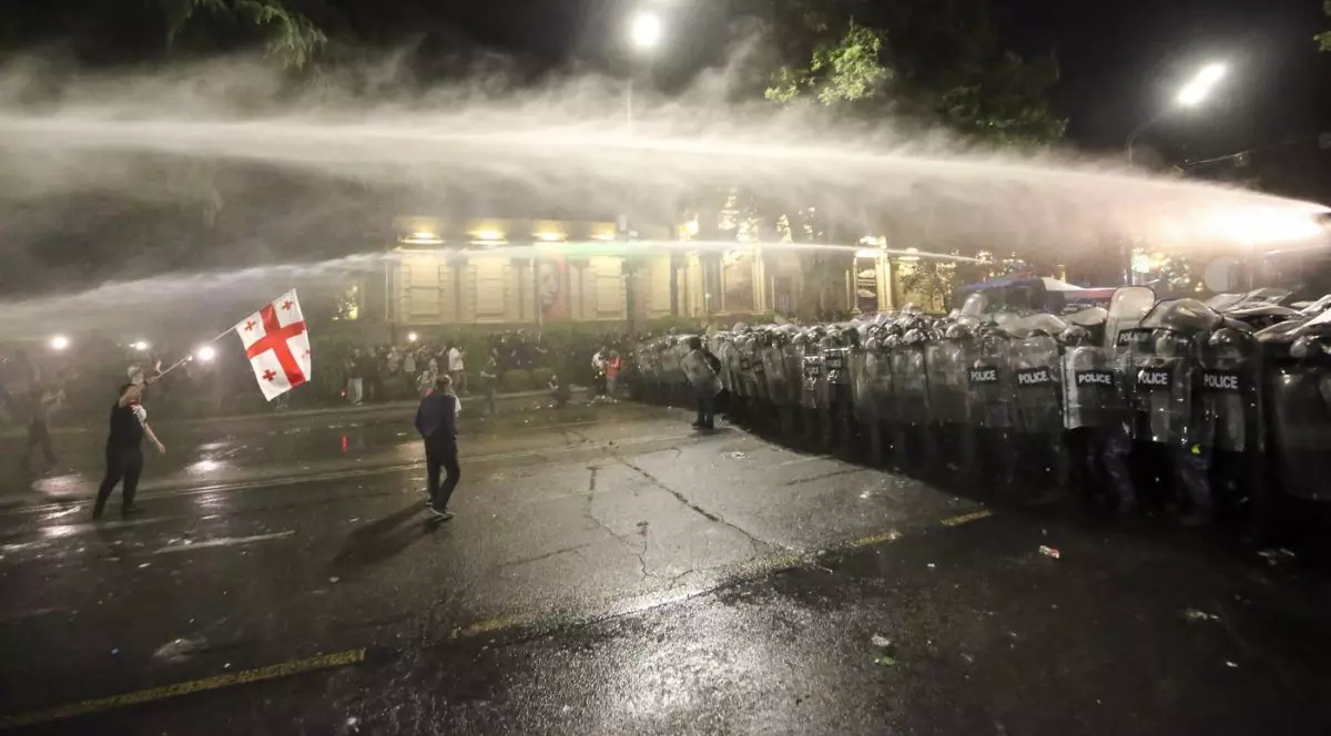 Noi proteste de amploare în Georgia față de proiectul de lege privind „agenții străini”. Poliția a intervenit cu gaze lacrimogene și tunuri cu apă