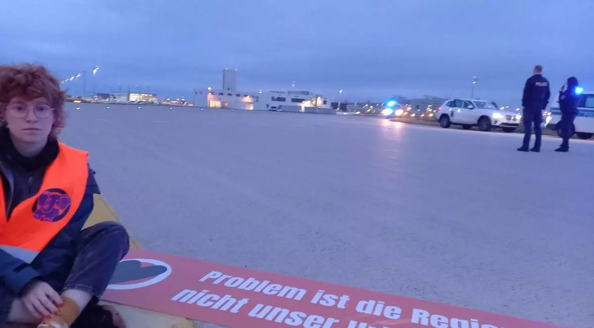 Activiștii climatici s-au întins pe pista aeroportului din München și au paralizat traficul aerian