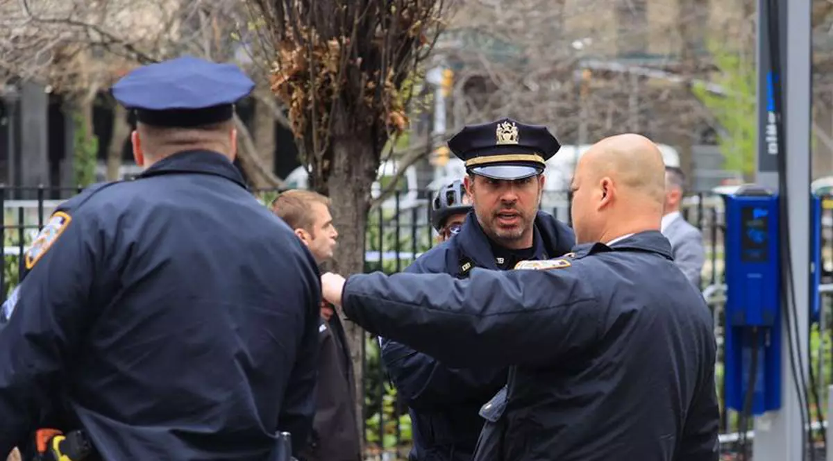 Un tânăr a fost condamnat la 27 de ani de închisoare în SUA pentru că a atacat trei polițiști din New York cu o macetă