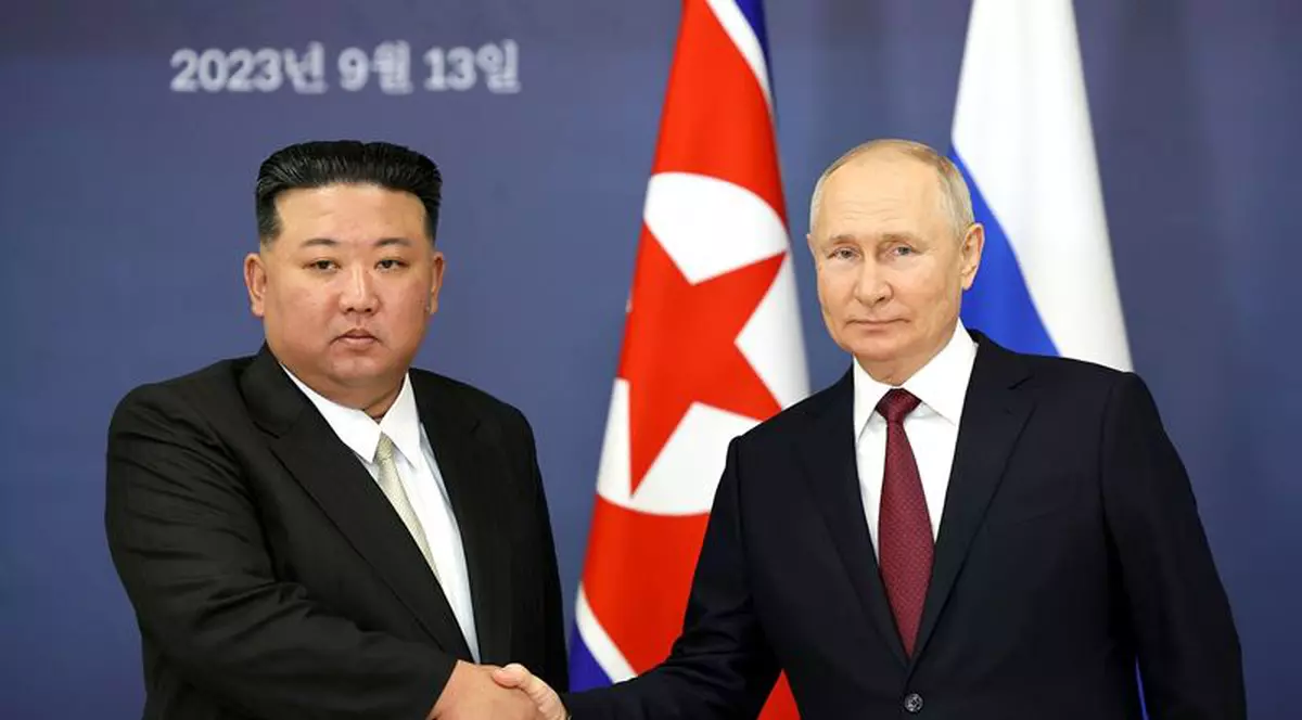 Vladimir Putin (dreapta) și Kim Jong-un
