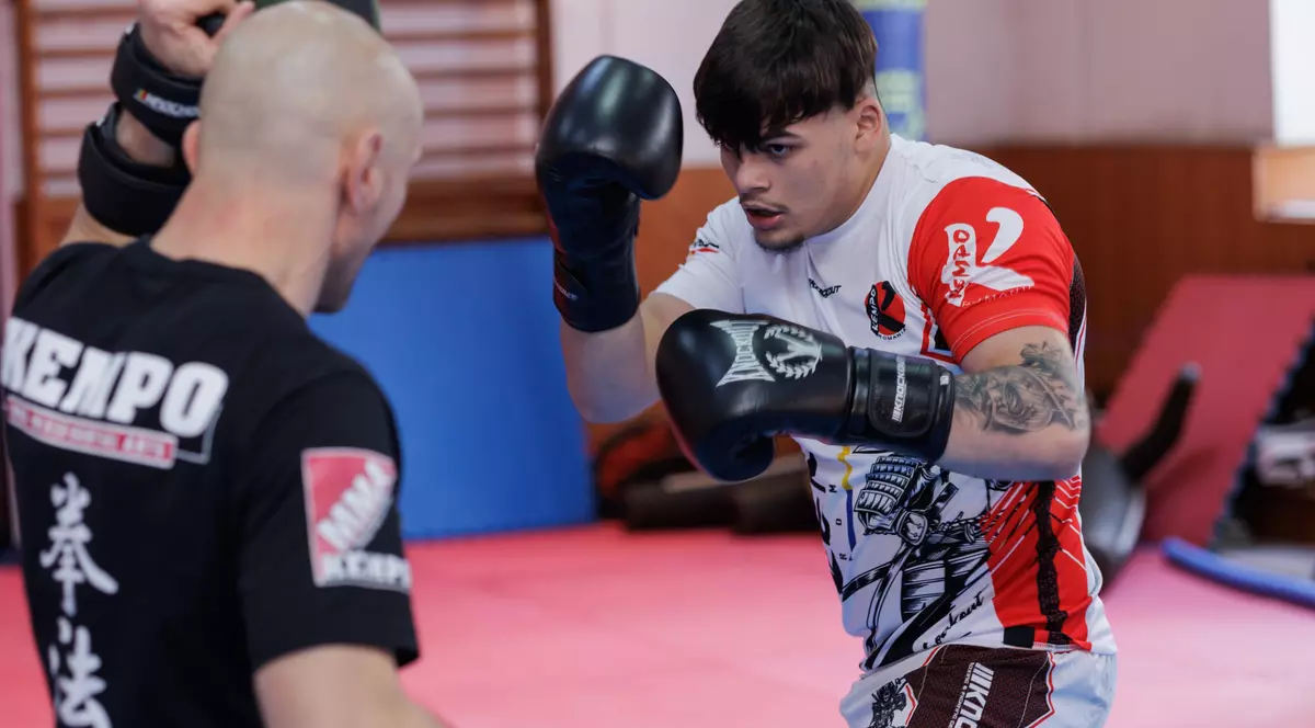 Ștefan Lobodă, tânărul care la 19 ani a adus aurul României la MMA: „Dacă aș putea, aș lua toți tinerii în sală să facă sport”