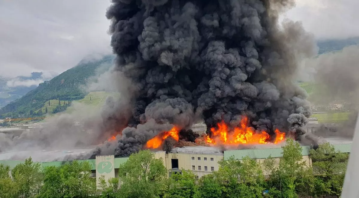 Incendiu în Italia, la o fabrică de stații de încărcare pentru automobile electrice. „Nu ieșiți din case”. VIDEO