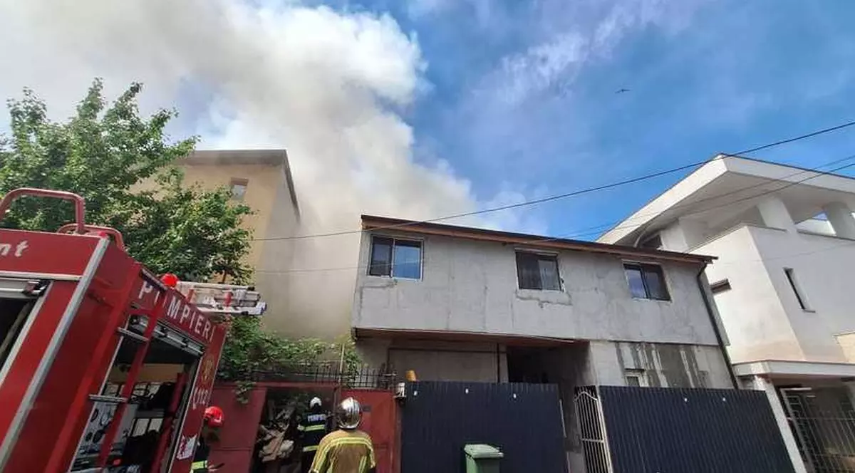 Incendiu cu degajări mari de fum în București. O persoană a murit